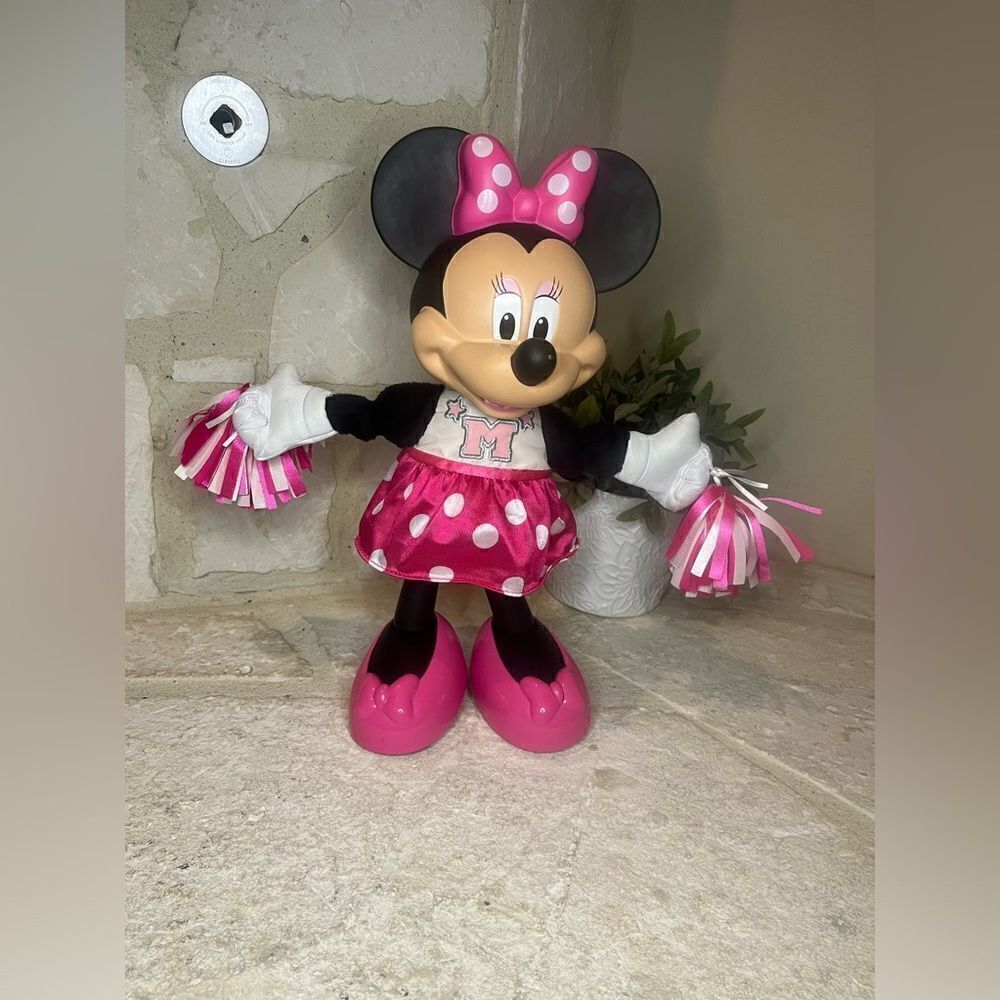 Minnie Mouse cheering 15’ doll